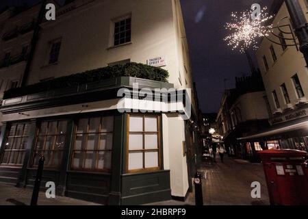 Londra era vuota lunedì. Molti ristoranti sono chiusi per Natale invece che per Natale. I ristoranti aperti non hanno troppi clienti. George, isabel, ristorante francese al mercato dei pastori e alcuni altri lì chiusi. Aperto era loulou, ma non più di cinquanta persone lì. Oswald è aperto, ma solo venti persone lì scott è aperto con alcune persone dentro, harry’s bar venti persone dentro, Il club di arti aperto butttttt e casa infy chiuso.un sacco di loro si aprirà dopo Natale e un sacco di loro non si aprirà mai più Piccadilly Circus un po 'occupato 20-12-2021 foto blitz al Foto Stock