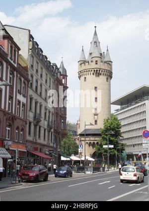 L'Eschenheimer Turm (Eschenheim Tower) di Francoforte, costruito all'inizio del 15th secolo, serviva da porta nelle fortificazioni tardo-medievali della città. Oggi è un punto di riferimento della città Foto Stock