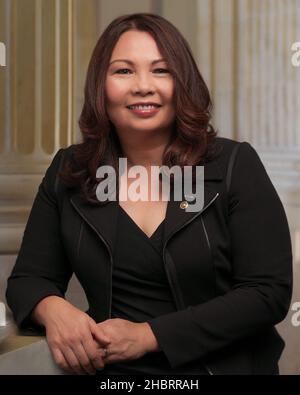 Ritratto ufficiale del senatore statunitense Tammy Duckworth (D-Illinois) ca. 19 giugno 2017 Foto Stock