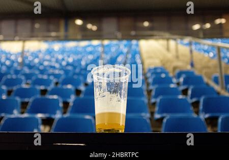 Feature, una tazza di birra 1/3 piena, si trova di fronte a una tribuna vuota, Vonovia-Ruhrstadion, Calcio 1st Bundesliga, 17th giorno di festa, VfL Bochum (BO) - Union Berlin (UB), il 18 dicembre 2021 a Bochum/Germania. Le normative #DFL vietano l'uso di fotografie come sequenze di immagini e/o quasi-video # Â Foto Stock