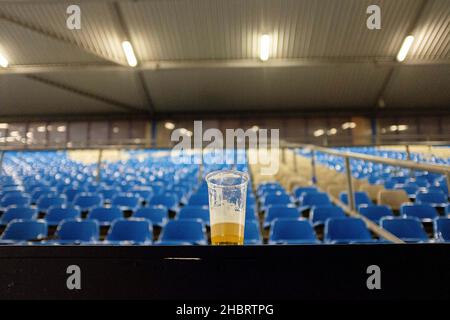 Feature, una tazza di birra 1/3 piena, si trova di fronte a una tribuna vuota, Vonovia-Ruhrstadion, Calcio 1st Bundesliga, 17th giorno di festa, VfL Bochum (BO) - Union Berlin (UB), il 18 dicembre 2021 a Bochum/Germania. Le normative #DFL vietano l'uso di fotografie come sequenze di immagini e/o quasi-video # Â Foto Stock