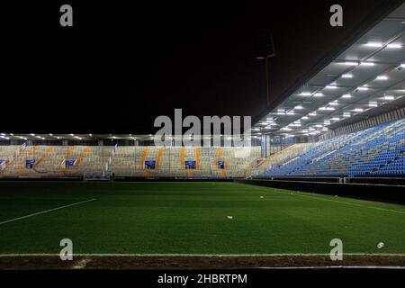 Feature, stadio vuoto dopo la partita, a valle, Vonovia-Ruhrstadion, Soccer 1. Bundesliga, 17th matchday, VfL Bochum (BO) - Union Berlin (UB), il 18 dicembre 2021 a Bochum/Germania. Le normative #DFL vietano l'uso di fotografie come sequenze di immagini e/o quasi-video # Â Foto Stock