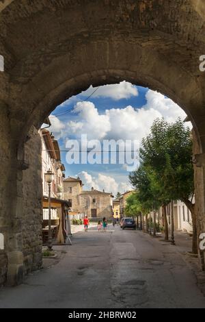 Vista dalla porta Cannare, centro storico, Bevagna, Umbria, Italia, Europa Foto Stock