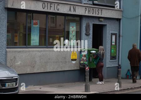 Macroom, Co. Cork Irlanda, Martedì 21 Dic 2021; lo shopping di Natale era in pieno swing in Macroom con gli acquirenti ottenere i loro regali e le occasioni dell'ultimo minuto così come l'essenziale della tenuta della casa. Un Post ha detto che l'ultimo giorno per l'invio all'interno della Repubblica d'Irlanda è stato prorogato fino a mercoledì 23 dicembre Credit ed/Alamy Live News Foto Stock