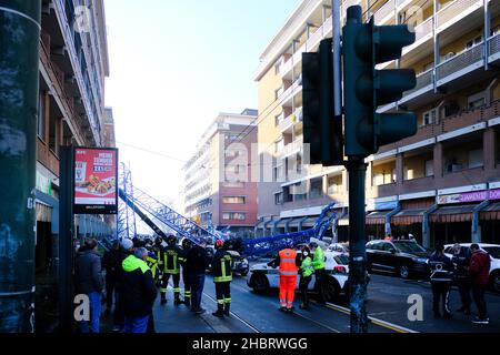 Una gru in fase di montaggio cade su un edificio il 18 dicembre 2021. Due lavoratori morti a Torino. (Foto di Bruno Brizzi/Pacific Press/Sipa USA) Foto Stock