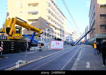 Una gru in fase di montaggio cade su un edificio il 18 dicembre 2021. Due lavoratori morti a Torino. (Foto di Bruno Brizzi/Pacific Press/Sipa USA) Foto Stock