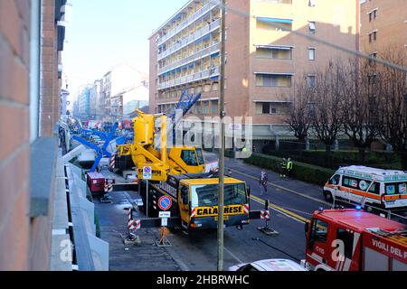 Una gru in fase di montaggio cade su un edificio il 18 dicembre 2021. Due lavoratori morti a Torino. (Foto di Bruno Brizzi/Pacific Press/Sipa USA) Foto Stock