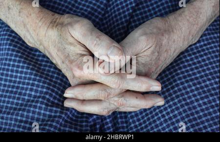 Mani aggrappate di vecchio Myanmar asiatico. Concetto di artrite reumatoide, osteoartrite o dolore articolare. Foto Stock
