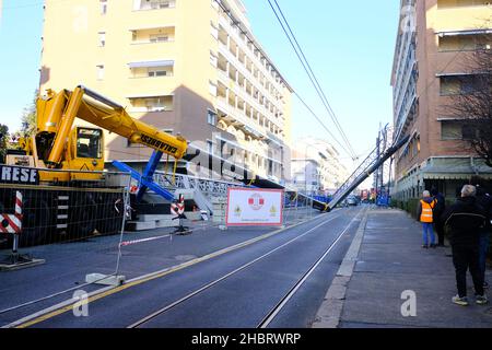 Una gru in fase di montaggio cade su un edificio il 18 dicembre 2021. Due lavoratori morti a Torino. (Foto di Bruno Brizzi/Pacific Press/Sipa USA) Foto Stock