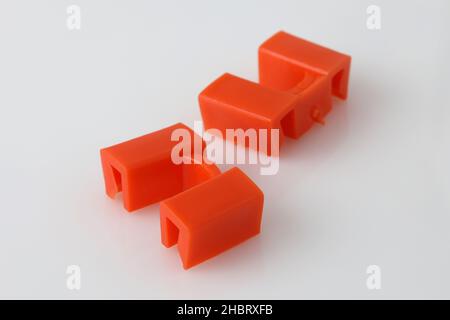 Supporto per bacchette di sushi su sfondo bianco. Primo piano dei supporti per bastoncini in plastica colorata. Supporti per bastoncini dedicati per principianti. Foto Stock
