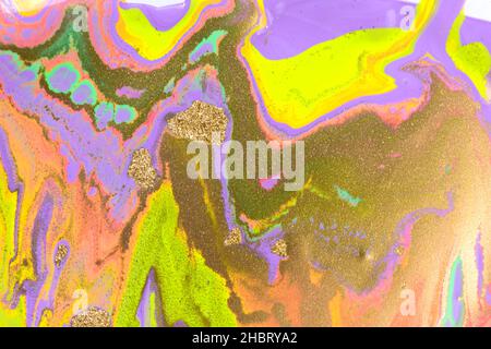 Correnti di liquido fluorescente e ricci d'inchiostro oro. Onde di liquido brillante dorato vernice fluida. Foto Stock