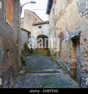 Assergi, L Aquila, Abruzzo, Italia: Antico borgo tipico di montagna danneggiato dal terremoto Foto Stock