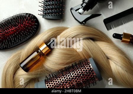 Concetto di cura dei capelli su sfondo chiaro Foto Stock