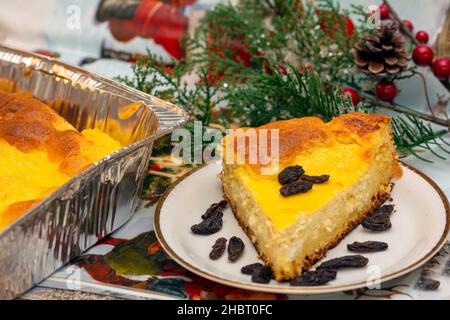 pasca rumeno o torta al formaggio tradizionalmente fatta per le vacanze di Natale e di Pasqua Foto Stock