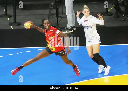 Alexandrina Cabral Barbosa di Spagna e Trine Ostergaard Jensen di Danimarca durante il Campionato Mondiale delle Donne IHF 2021, terzo posto finale di pallamano tra Danimarca e Spagna il 19 dicembre 2021 al Palau d'Esports de Granollers di Granollers, Barcellona, Spagna - Foto: Laurent Lairys/DPPI/LiveMedia Foto Stock