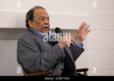 Andrew Young, 89, politico, attivista e stretto confidente di Martin Luther King Jr., parla alla Detroit Charter School nel dicembre 2021. Foto Stock