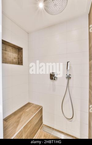 Bagno con elegante doccia e pavimento in parquet Foto Stock