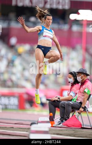 Alina Rotaru-Kottmann partecipa ai Giochi Olimpici di Tokyo 2020 nella disciplina del salto a lungo. Foto Stock