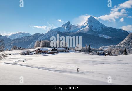 Sciatori di fondo in un paesaggio invernale idilliaco, Berchtesgaden, Baviera, Germania Foto Stock