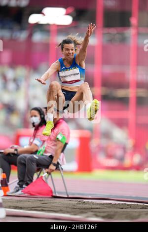 Alina Rotaru-Kottmann partecipa ai Giochi Olimpici di Tokyo 2020 nella disciplina del salto a lungo. Foto Stock