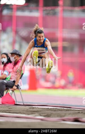 Alina Rotaru-Kottmann partecipa ai Giochi Olimpici di Tokyo 2020 nella disciplina del salto a lungo. Foto Stock