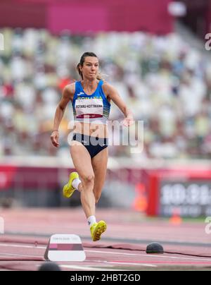 Alina Rotaru-Kottmann partecipa ai Giochi Olimpici di Tokyo 2020 nella disciplina del salto a lungo. Foto Stock