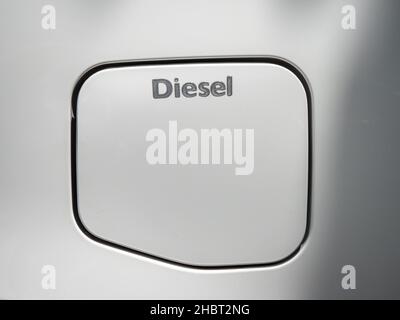 Sportello del serbatoio del carburante diesel Bright Grey di un'auto moderna e pulita Foto Stock