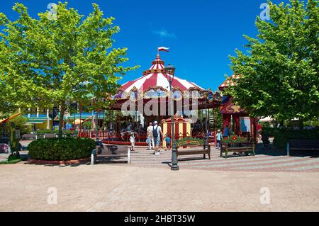 Sochi, Russia - 1 giugno 2021: Carosello e carrozze nel parco tematico Sochi Foto Stock