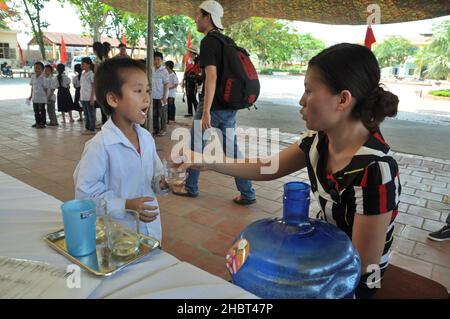 2010s Vietnam: USAID supporta l'educazione al deworming e la distribuzione di farmaci nella provincia di Bac Giang ca. 20 maggio 2013 Foto Stock