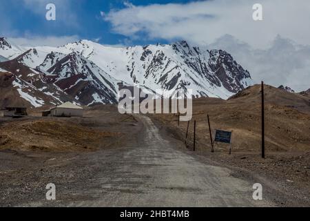 AK Baital passa all'autostrada Pamir nella regione autonoma di Gorno-Badakhshan, Tagikistan Foto Stock