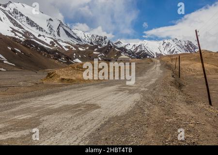 AK Baital passa all'autostrada Pamir nella regione autonoma di Gorno-Badakhshan, Tagikistan Foto Stock