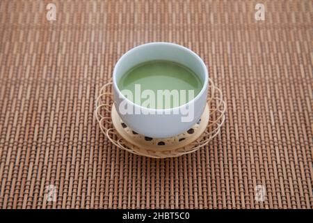 tè verde caldo con latte matcha latte isolato sul tavolo Foto Stock