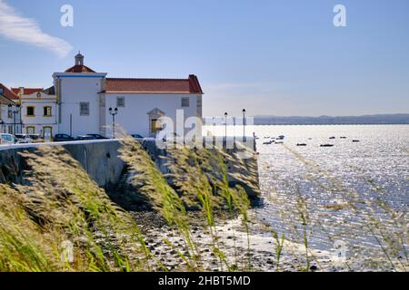 Chiesa di nostra Signora della vita. Il tradizionale villaggio di pescatori di Alcochete, che si estende lungo il fiume Tago e di fronte a Lisbona. Portogallo Foto Stock