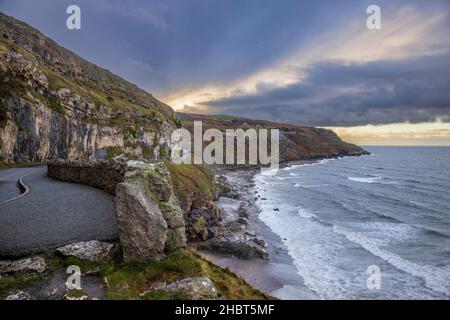 La costa di Great Orme da Marine Drive in inverno, Llandudno, Galles del Nord Foto Stock