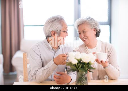 Felice coppia vecchia bere il tè a casa Foto Stock