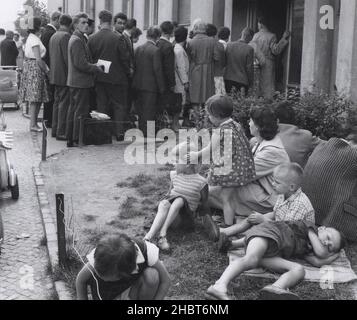 I rifugiati della zona Est di Berlino attendono di essere processati al campo profughi di Marienfelde a Berlino Ovest nel luglio 1961 Foto Stock