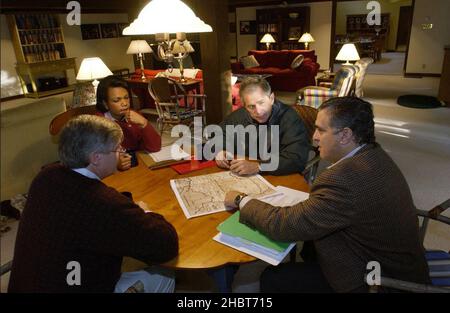 Il presidente George W. Bush riceve un briefing durante un incontro con il direttore della CIA George Tenet, Right, il consigliere per la sicurezza nazionale Condoleezza Rice, e il capo dello staff Andy Card a Camp David, sabato 29 settembre 2001 Foto Stock