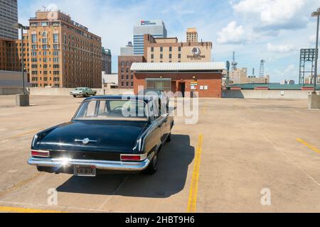 Black 1963 vintage Plymouth Valiant auto d'epoca parcheggiata sul tetto di un parcheggio a più piani a Memphis Tennessee Foto Stock