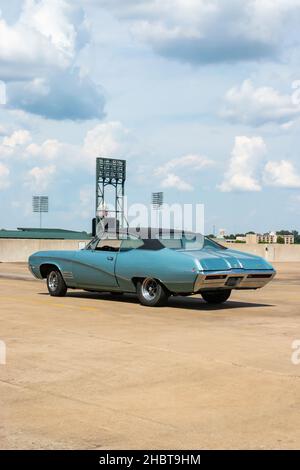 Blue Green vintage 1968 Buick Skylark coupé auto parcheggiata sul tetto di un lotto auto a più piani a Memphis Tennessee Foto Stock