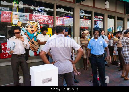 Extra o attori di sfondo vestiti come poliziotto in abiti del periodo 1970s in attesa di esibirsi in un dramma tv basato su Memphis Foto Stock