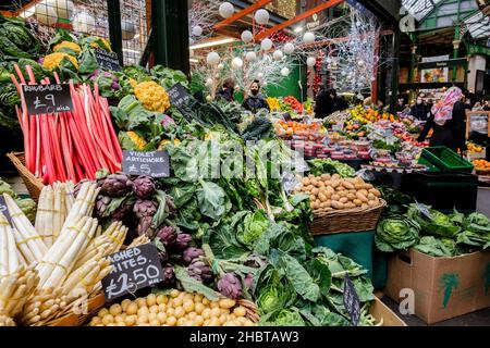 Grande esposizione di prodotti vegetali freschi in stalla al Borough Market durante il periodo di Natale, Londra, Regno Unito Foto Stock