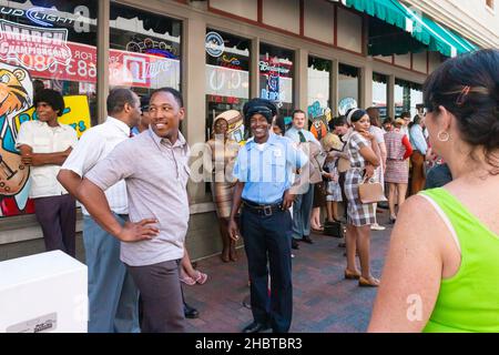 Extra o attori di sfondo vestiti come poliziotto in abiti del periodo 1970s in attesa di esibirsi in un dramma tv basato su Memphis Foto Stock