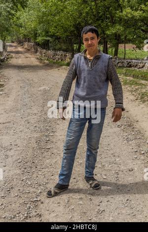 HAFT KUL, TAGIKISTAN - 11 MAGGIO 2018: Ragazzo a Marguzor si è accaparrato a Kul, sulle montagne di Fann, in Tagikistan Foto Stock