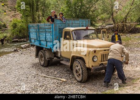 HAFT KUL, TAGIKISTAN - 11 MAGGIO 2018: Vecchio camion a Marguzor haft Kul in montagna di Fann, Tagikistan Foto Stock