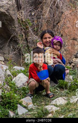 HAFT KUL, TAGIKISTAN - 11 MAGGIO 2018: I bambini nel villaggio Padrud a Marguzor si sono accanati a Kul nelle montagne di Fann, in Tagikistan Foto Stock