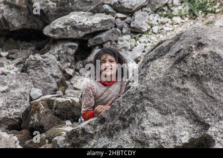 HAFT KUL, TAGIKISTAN - 11 MAGGIO 2018: Giovane ragazza nel villaggio di Padrud a Marguzor si è accaparrata a Kul nelle montagne di Fann, in Tagikistan Foto Stock