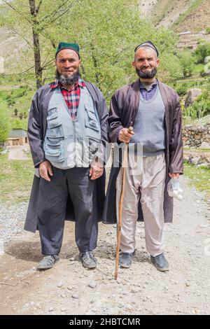 HAFT KUL, TAGIKISTAN - 11 MAGGIO 2018: Uomini anziani nel villaggio di Marguzor a Haft Kul, sulle montagne di Fann, in Tagikistan Foto Stock