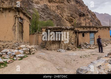 HAFT KUL, TAGIKISTAN - 11 MAGGIO 2018: Uomo locale nel villaggio di Marguzor a Haft Kul, sulle montagne di Fann, in Tagikistan Foto Stock
