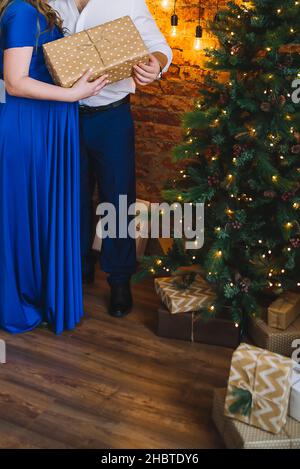 Albero di Natale. Coppia che decora albero di natale. Felice Anno Nuovo. Buon Natale. Vacanze invernali. Miracolo di Natale. Regali. Tradizioni invernali. Arredamento Foto Stock