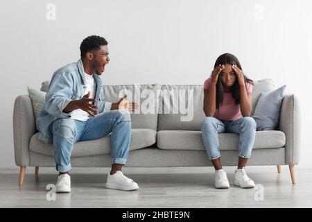 Coppia afro-americana lotta, ragazzo urlando alla signora Foto Stock